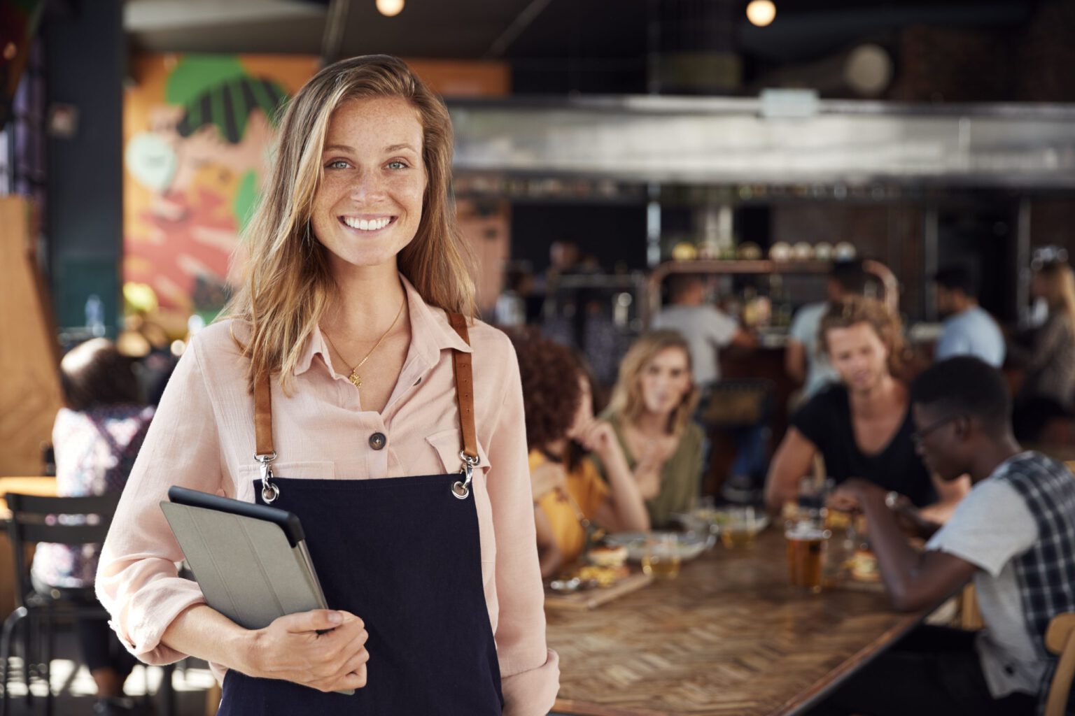 Dueña de restaurante con su tablet de gestión